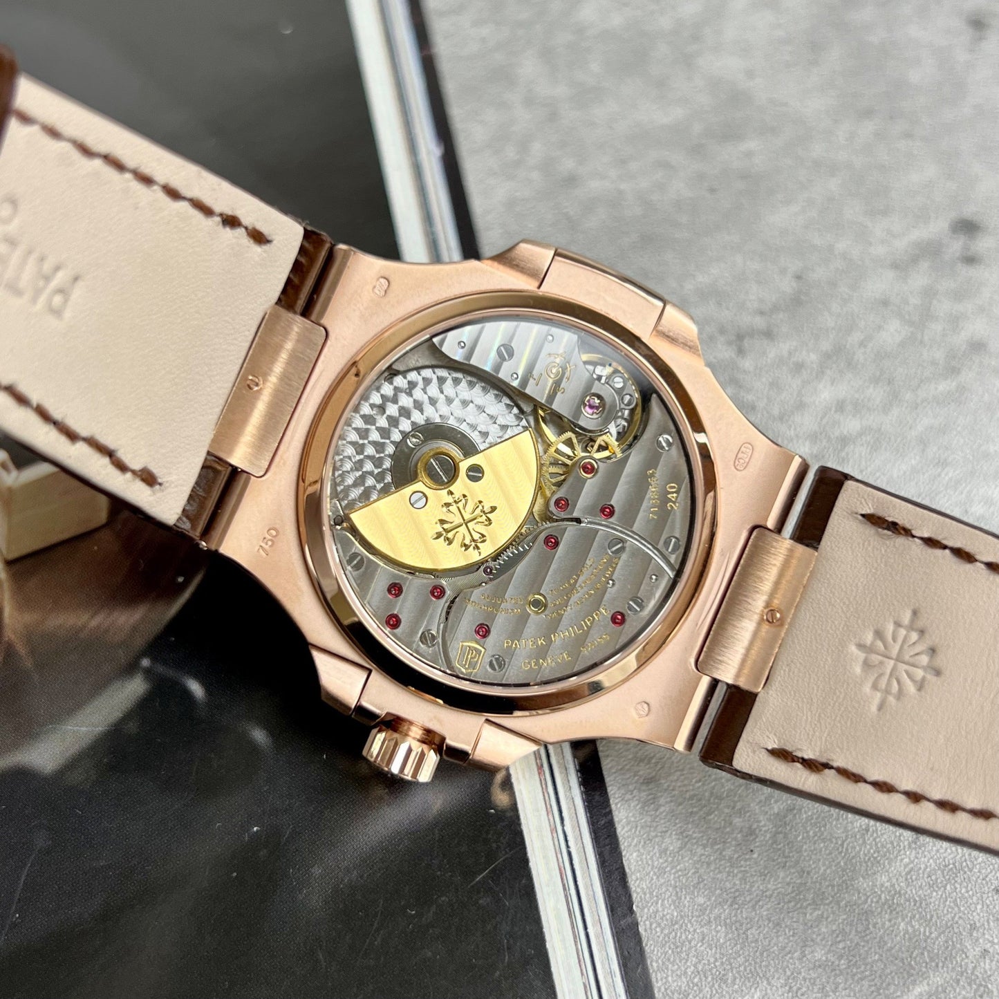 Patek Philippe Nautilus 5712 Oro rosa de 18 quilates con esfera gris de PPF