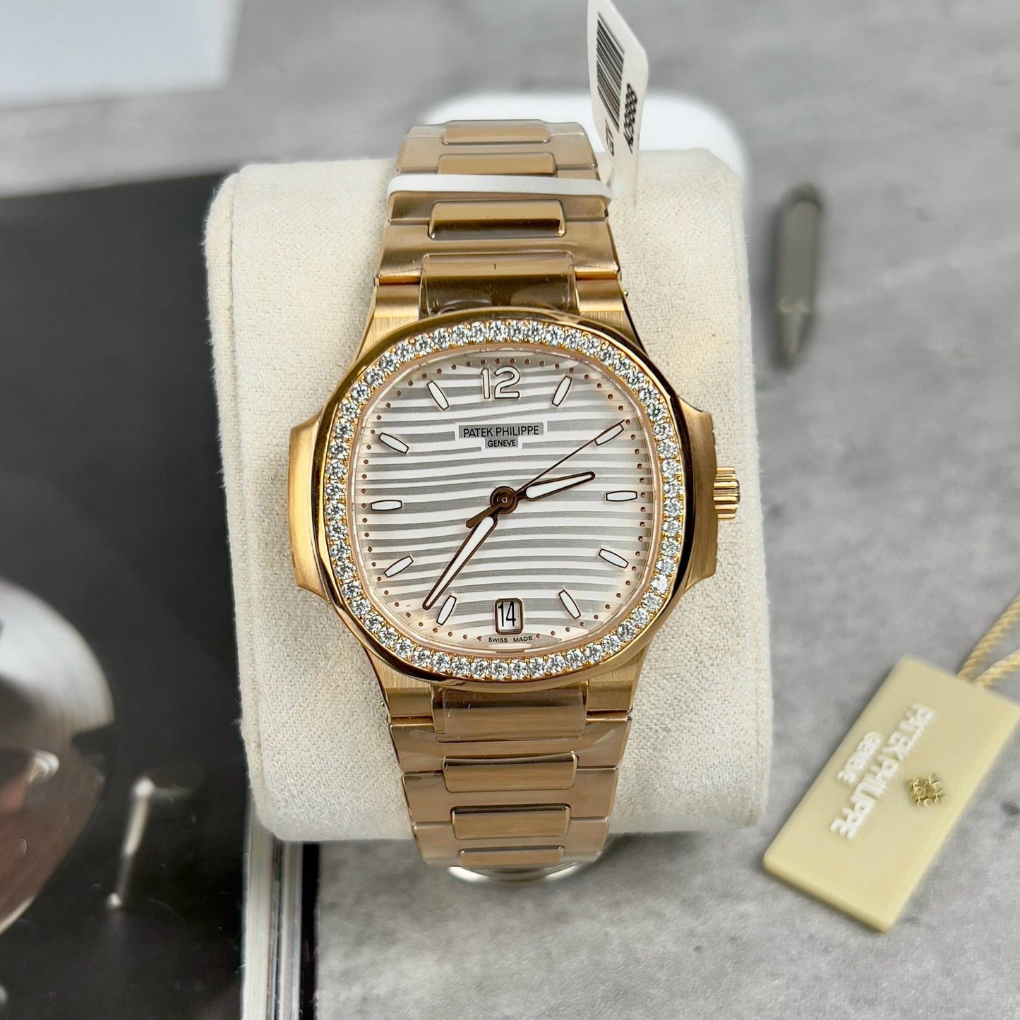 Patek Philippe Nautilus 7118/1R-010 Oro de 18 quilates relleno con esfera blanca y piedra moissanita personalizada