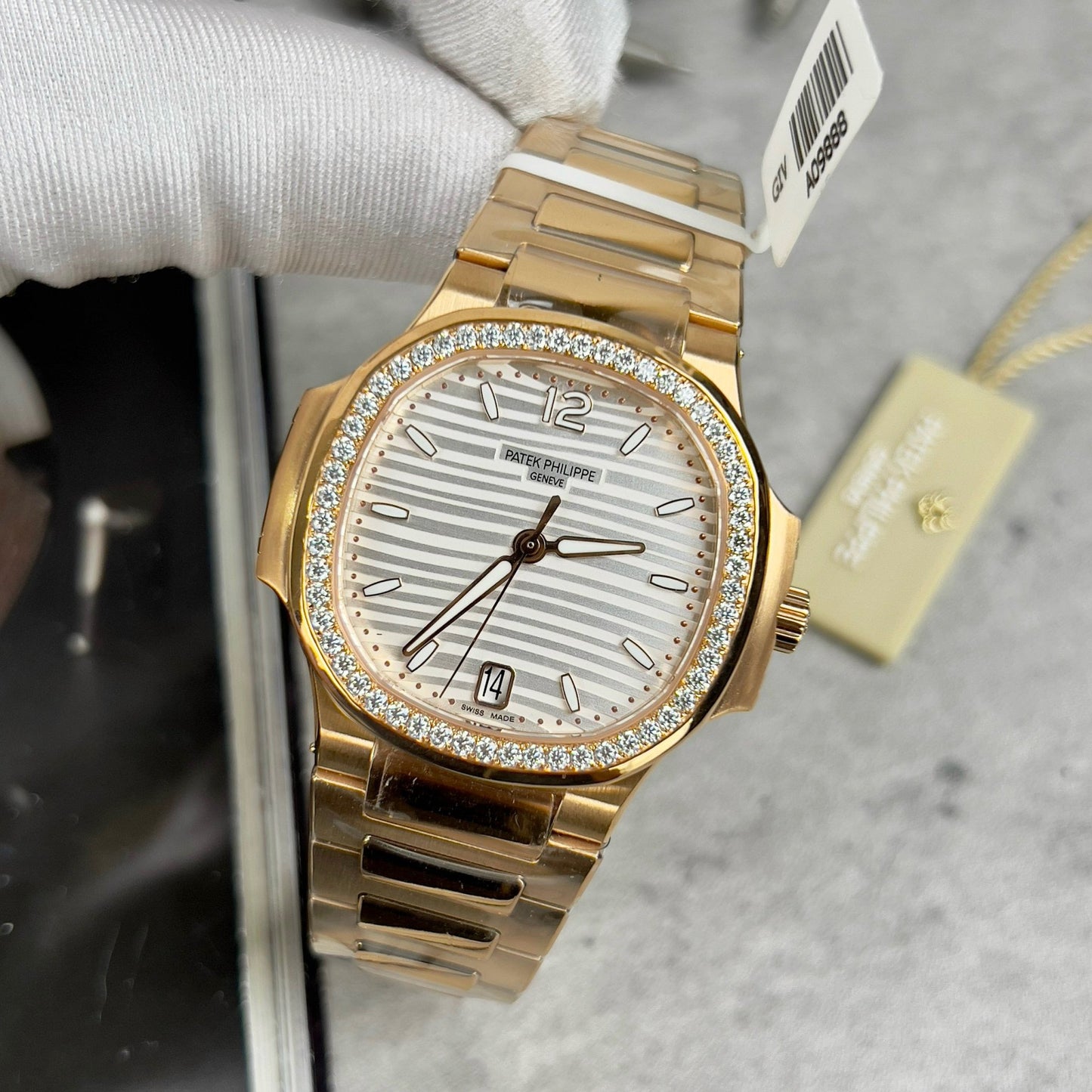 Patek Philippe Nautilus 7118/1R-010 Oro de 18 quilates relleno con esfera blanca y piedra moissanita personalizada