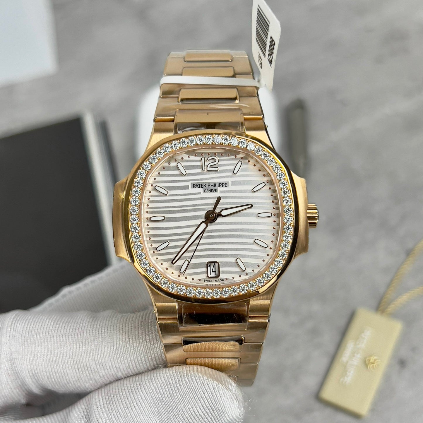 Patek Philippe Nautilus 7118/1R-010 Oro de 18 quilates relleno con esfera blanca y piedra moissanita personalizada