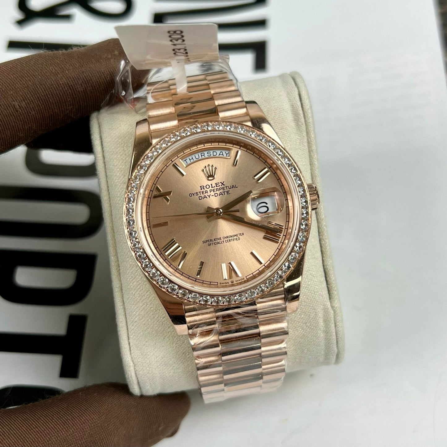 Rolex Oyster Day-Date 40 mm 228235 recubierto de oro rosa de 18 k Mejor edición 1: 1 Bisel de moissanita de 130 gramos