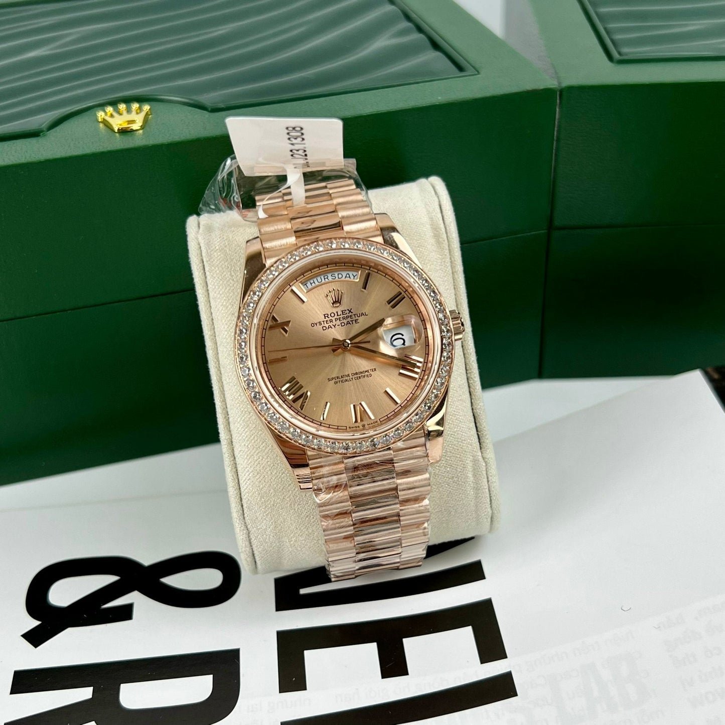 Rolex Oyster Day-Date 40 mm 228235 recubierto de oro rosa de 18 k Mejor edición 1: 1 Bisel de moissanita de 130 gramos