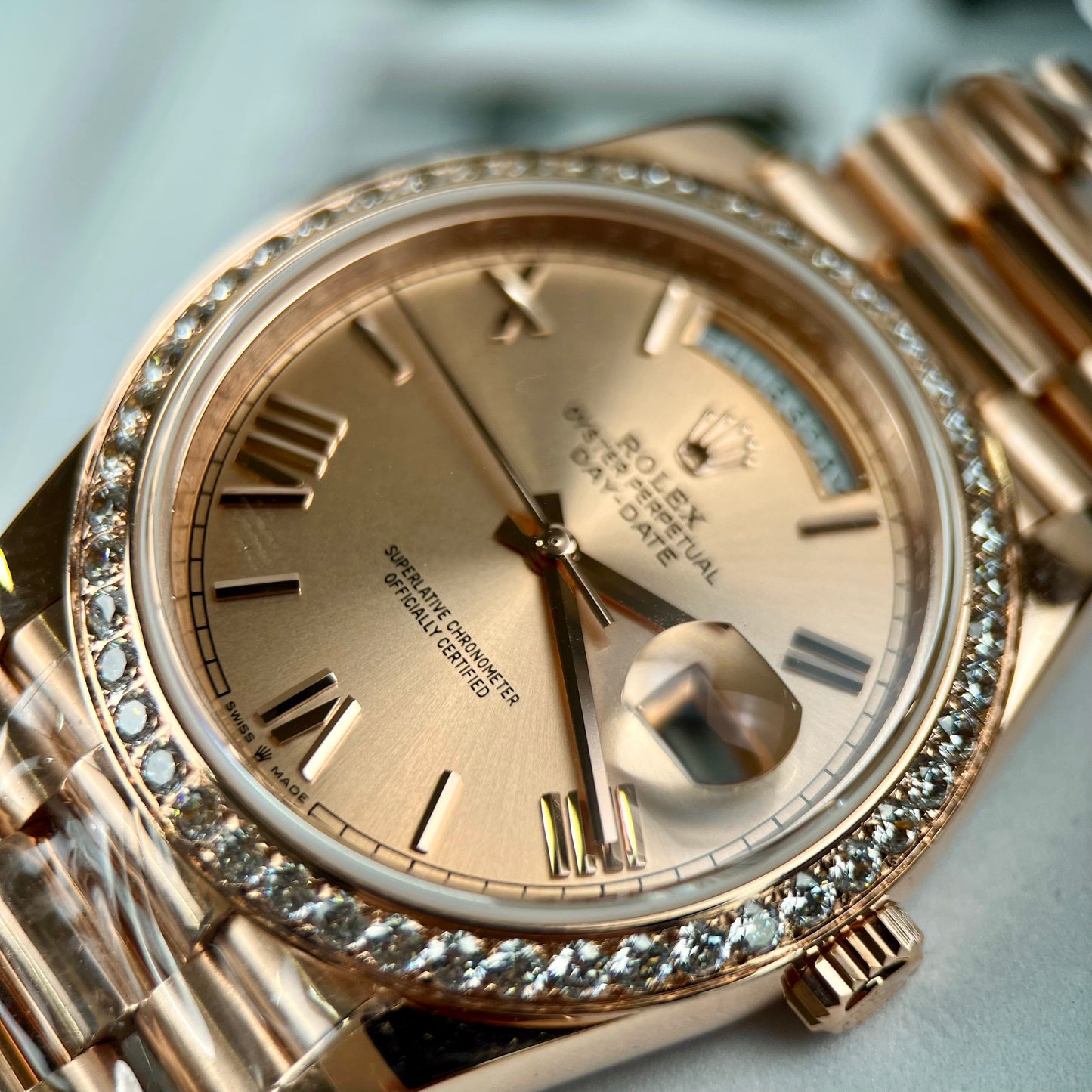 Rolex Oyster Day-Date 40 mm 228235 recubierto de oro rosa de 18 k Mejor edición 1: 1 Bisel de moissanita de 130 gramos