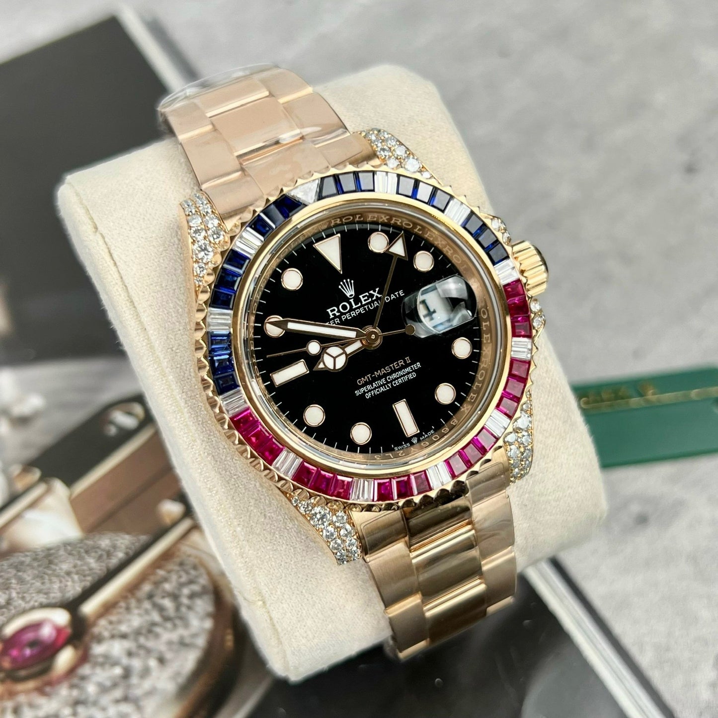 Rolex GMT-Master II 126755 Rainbow Bezel Mejor edición 1:1 con Ruby Stone y envuelto en 18k