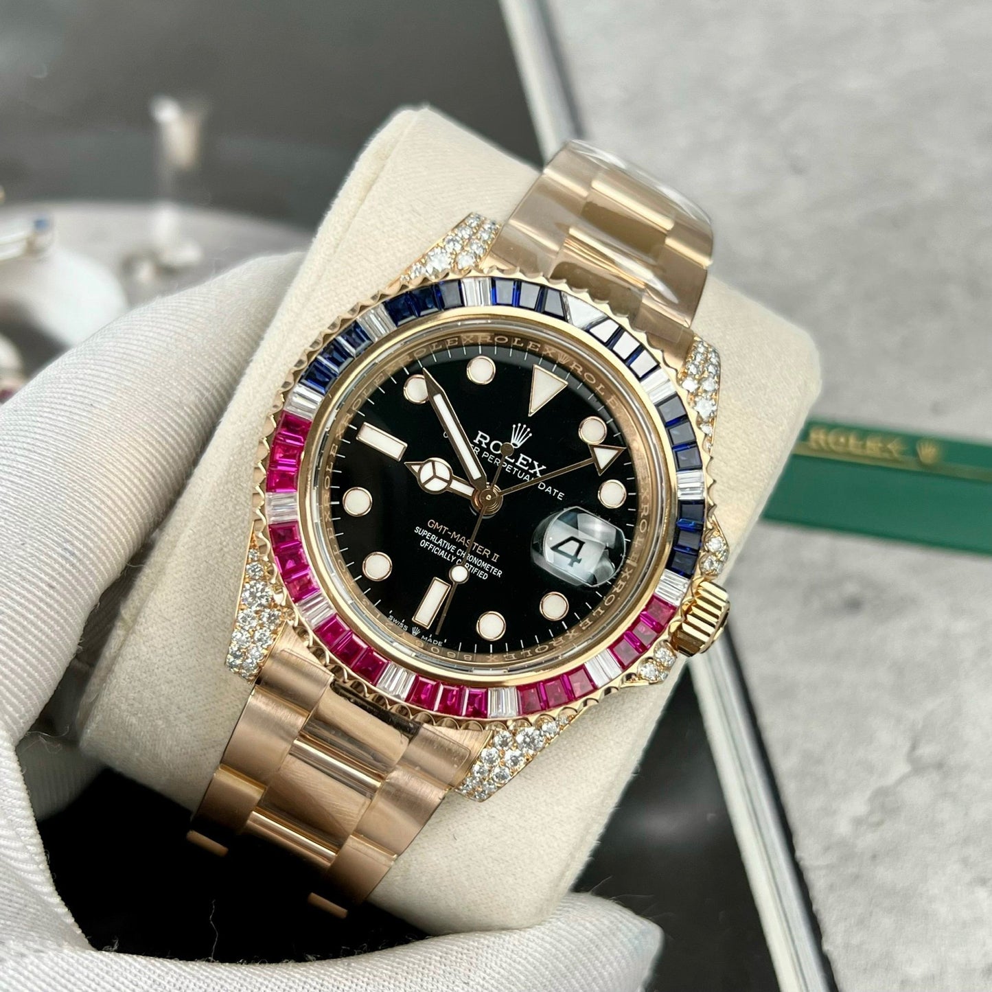 Rolex GMT-Master II 126755 Rainbow Bezel Mejor edición 1:1 con Ruby Stone y envuelto en 18k