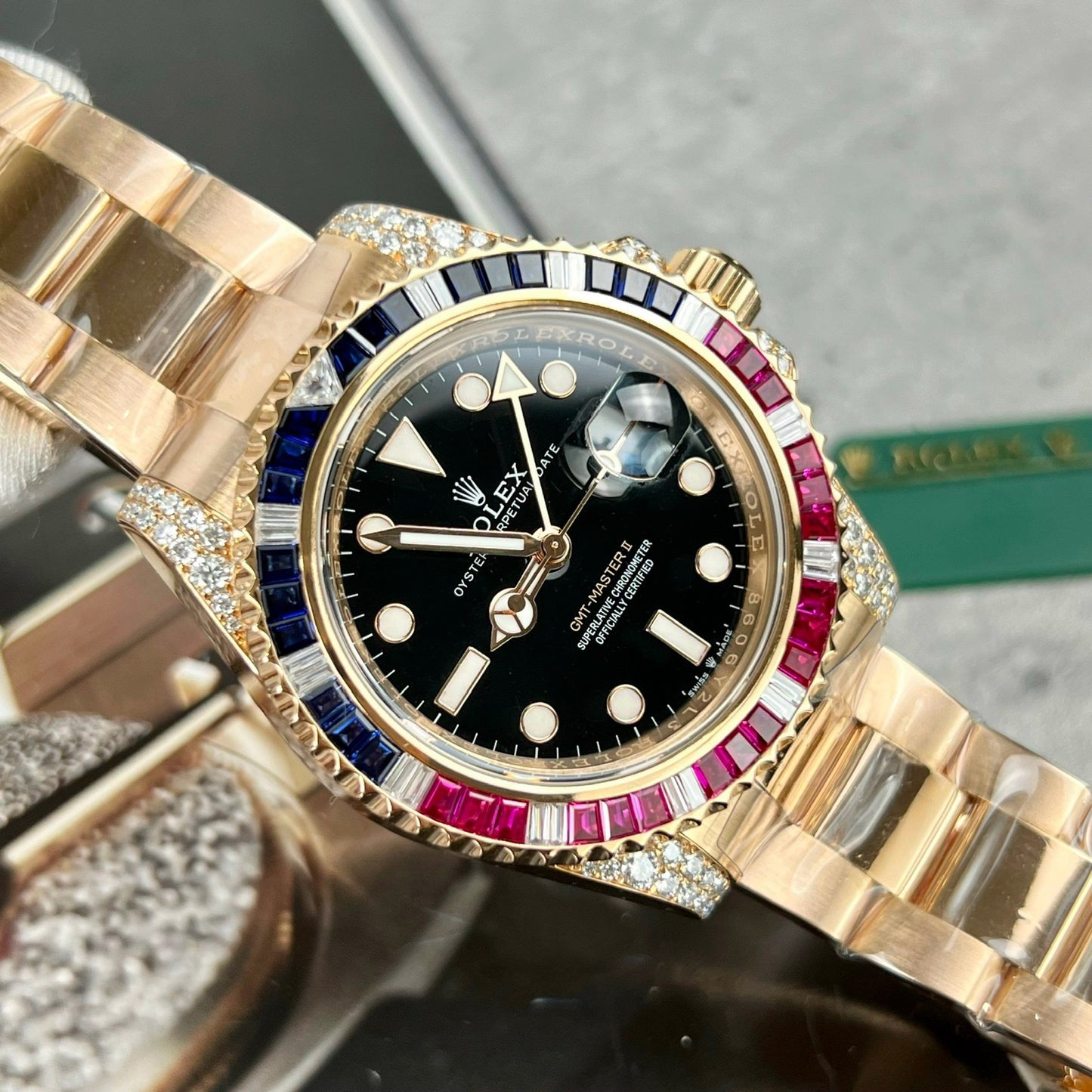 Rolex GMT-Master II 126755 Rainbow Bezel Mejor edición 1:1 con Ruby Stone y envuelto en 18k