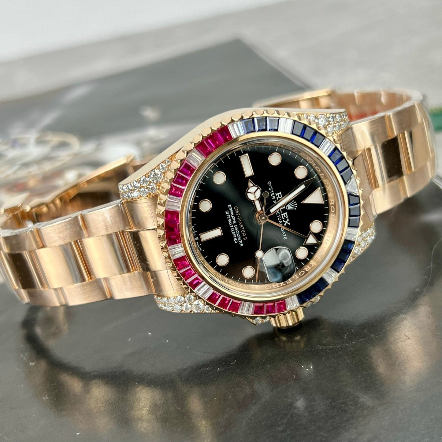 Rolex GMT-Master II 126755 Rainbow Bezel Mejor edición 1:1 con Ruby Stone y envuelto en 18k