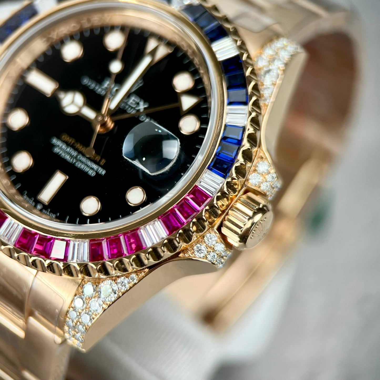 Rolex GMT-Master II 126755 Rainbow Bezel Mejor edición 1:1 con Ruby Stone y envuelto en 18k