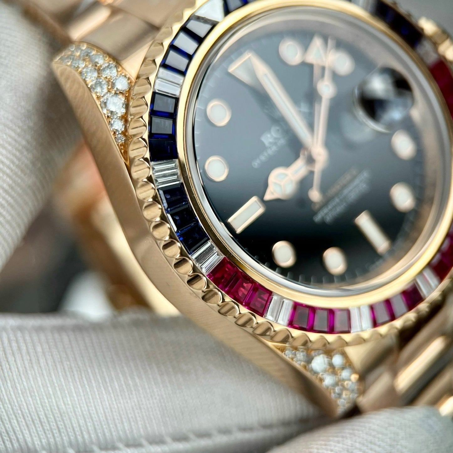 Rolex GMT-Master II 126755 Rainbow Bezel Mejor edición 1:1 con Ruby Stone y envuelto en 18k