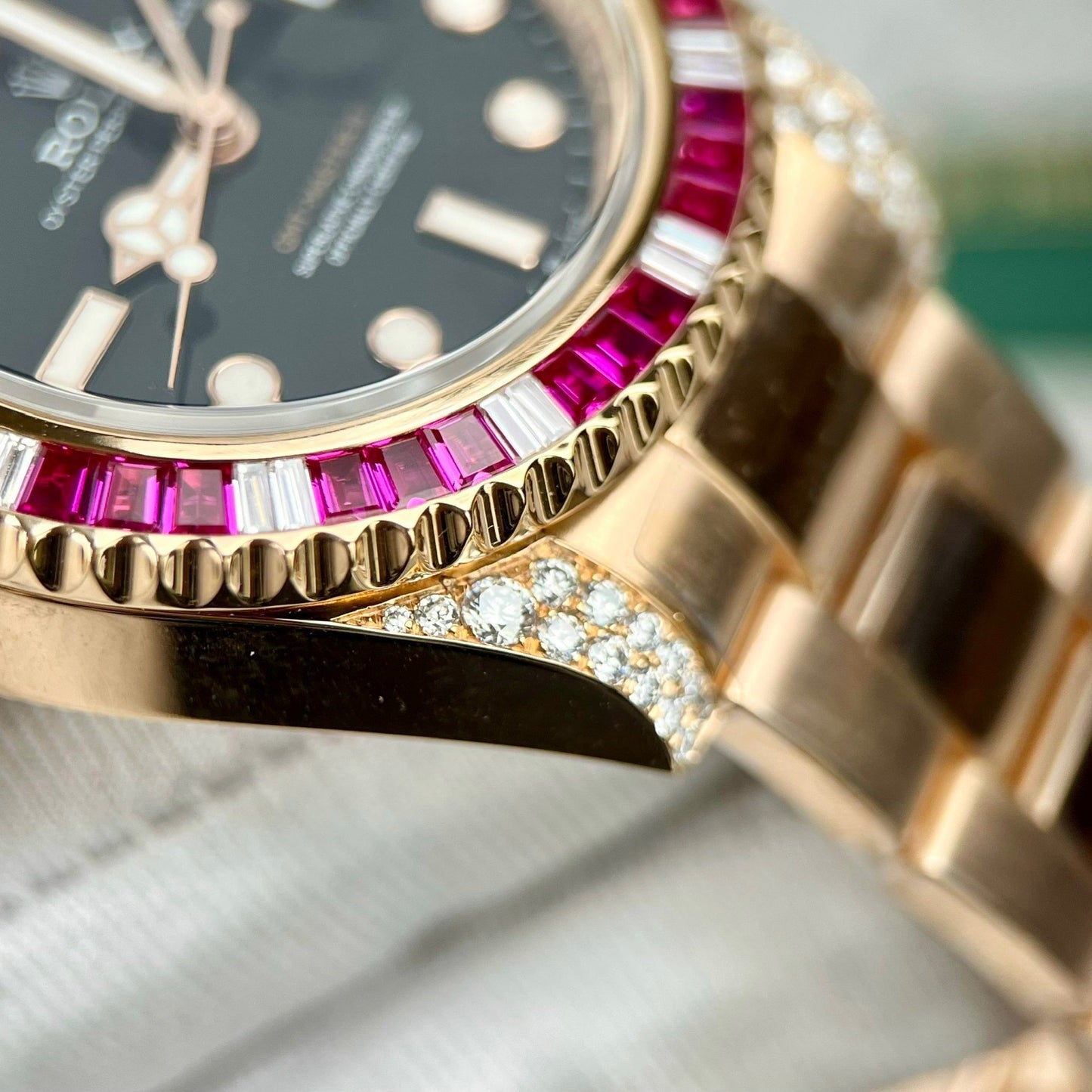 Rolex GMT-Master II 126755 Rainbow Bezel Mejor edición 1:1 con Ruby Stone y envuelto en 18k