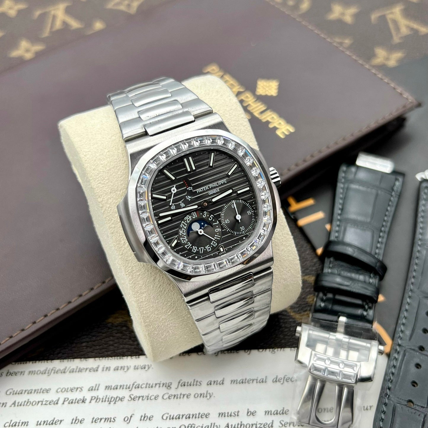 Patek Philippe Nautilus 5712GR 1:1 Best Edition GR Factory Grey Dial