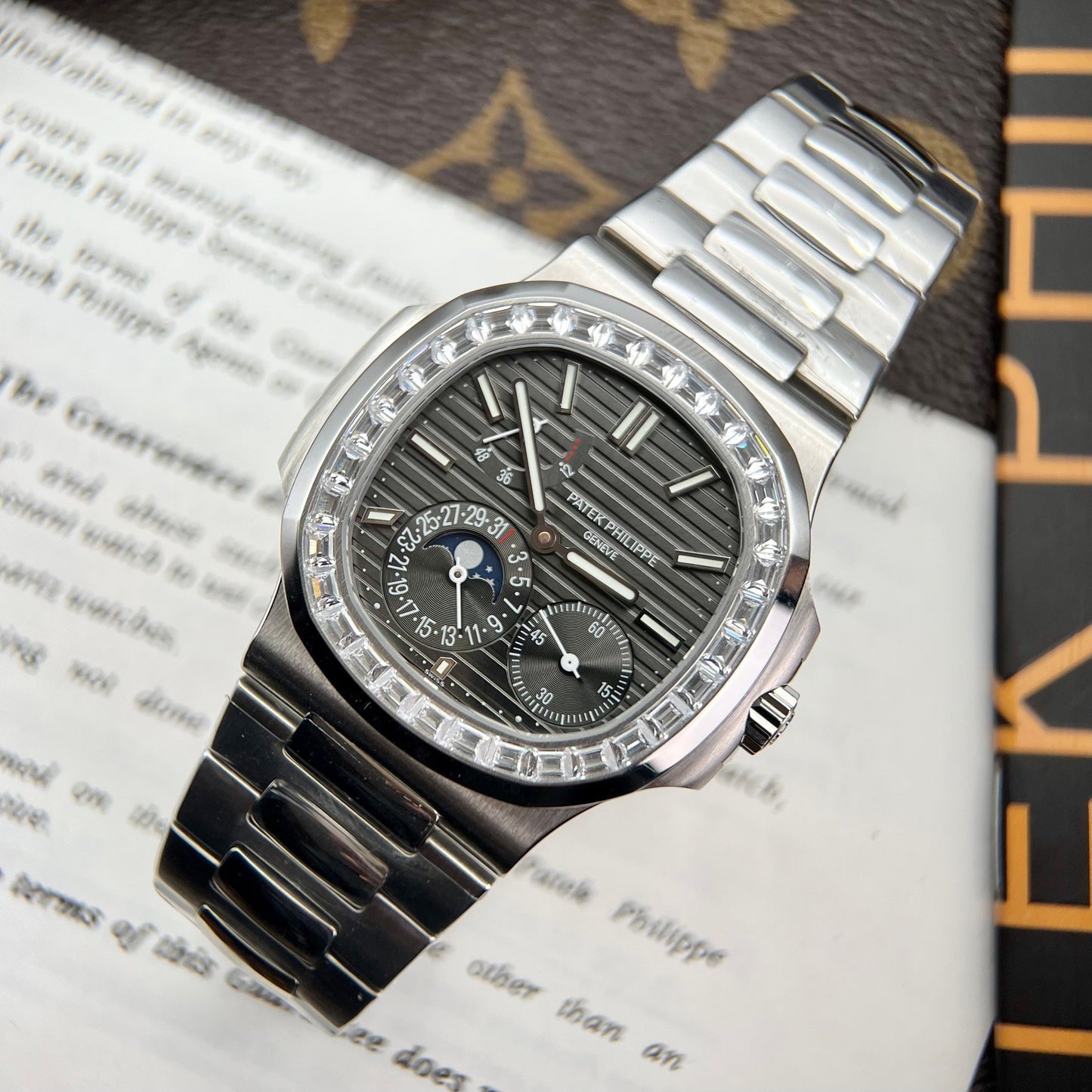 Patek Philippe Nautilus 5712GR 1:1 Best Edition GR Factory Grey Dial