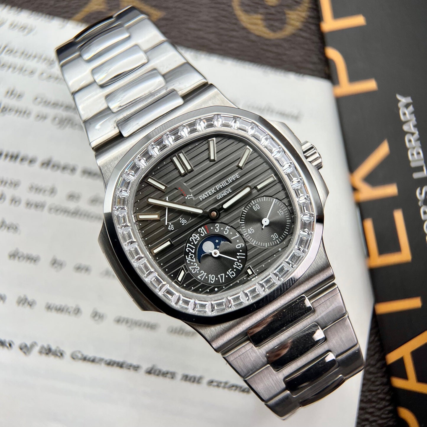 Patek Philippe Nautilus 5712GR 1:1 Best Edition GR Factory Grey Dial