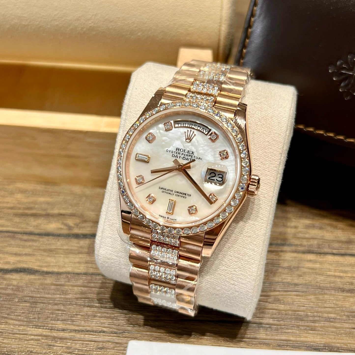 Rolex Day-Date M128345RBR-0030 Madreperla 1:1 Best Edition personalizzata 18k e moissanite