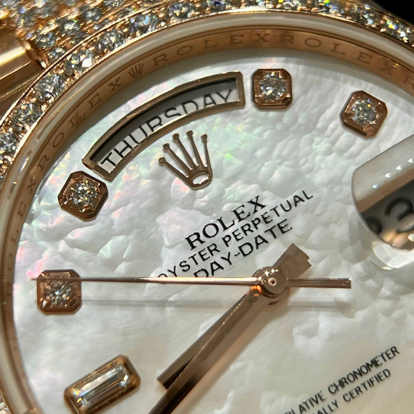 Rolex Day-Date M128345RBR-0030 Madreperla 1:1 Mejor Edición personalizada 18k y moissanita