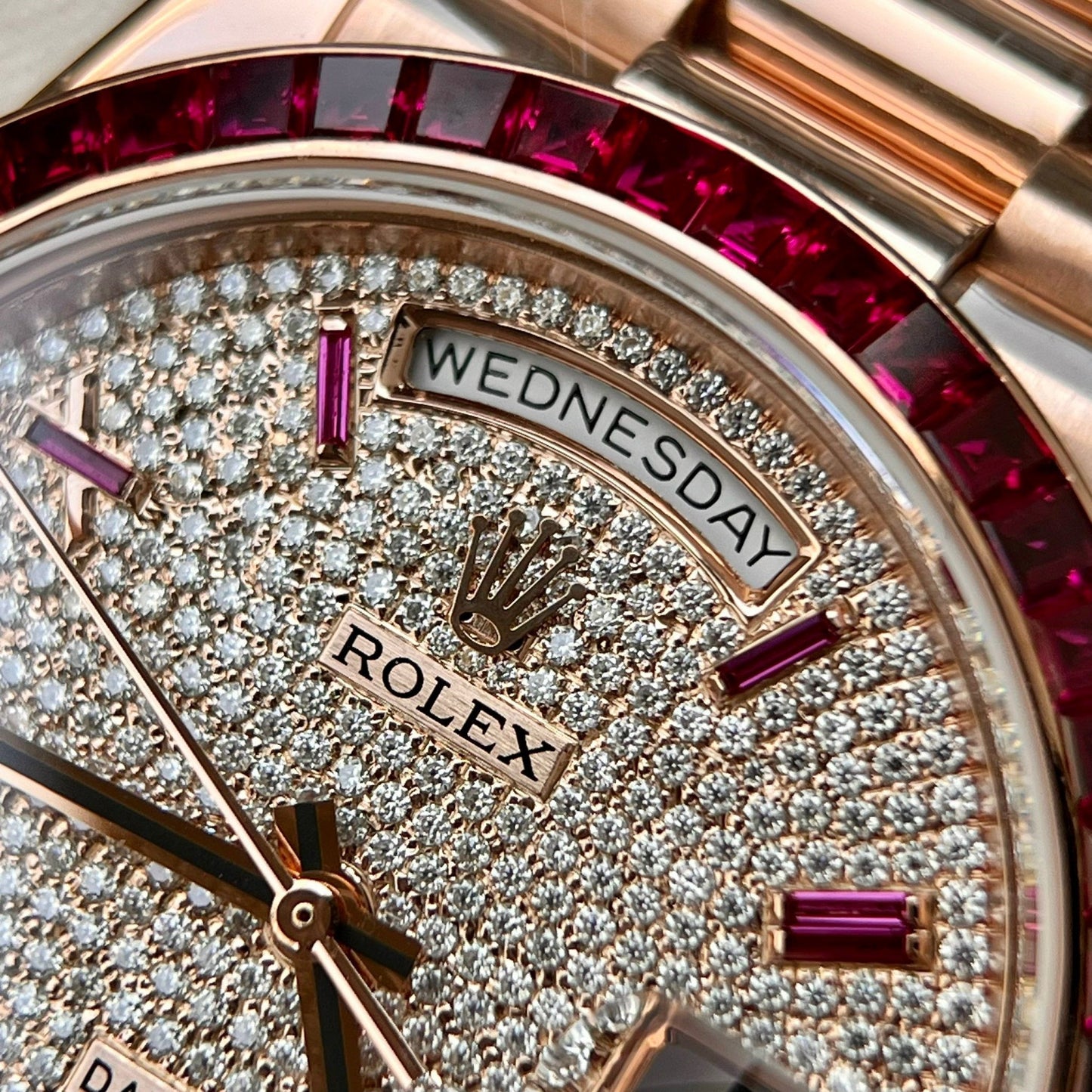 Rolex Day Date 228398 DRRP 1:1 mejor edición Oro rosa personalizado de 18k y zafiro rubí Diamond Pave