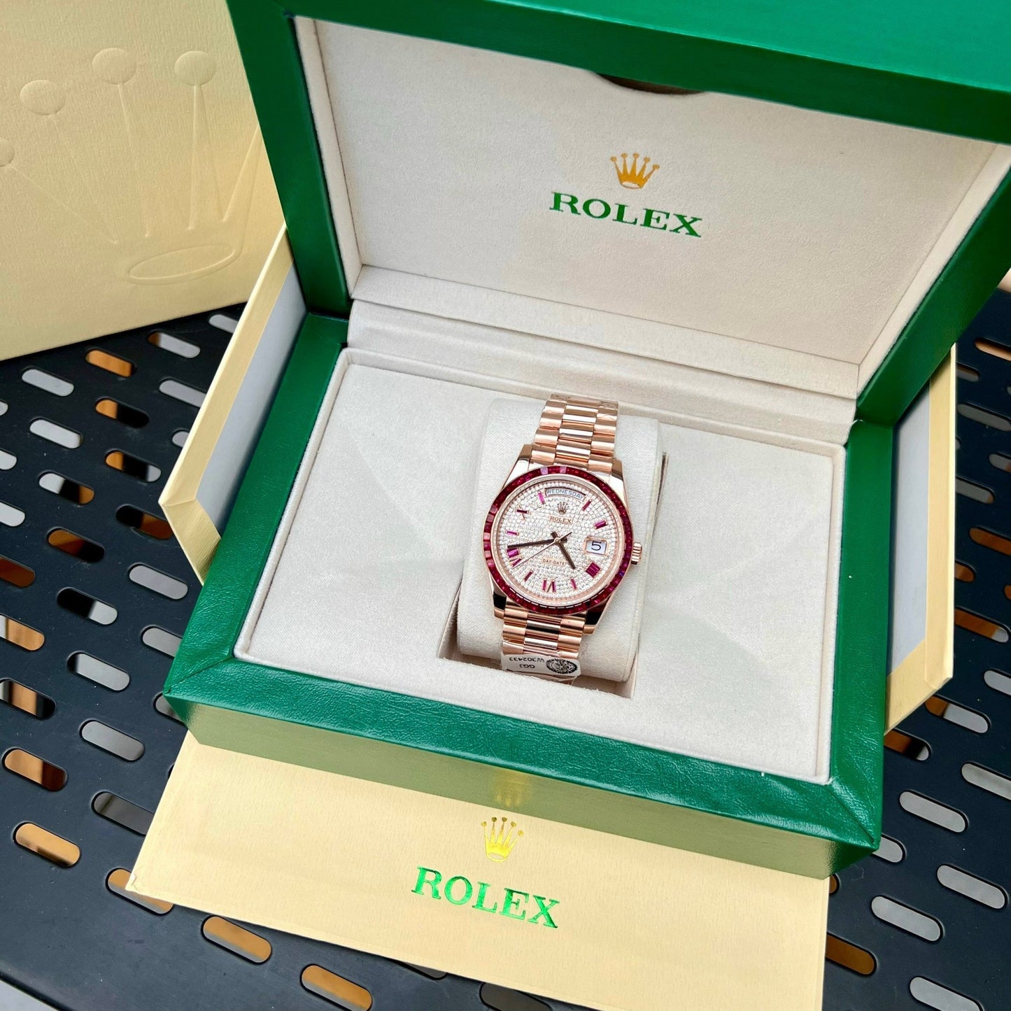 Rolex Day Date 228398 DRRP 1:1 mejor edición Oro rosa personalizado de 18k y zafiro rubí Diamond Pave