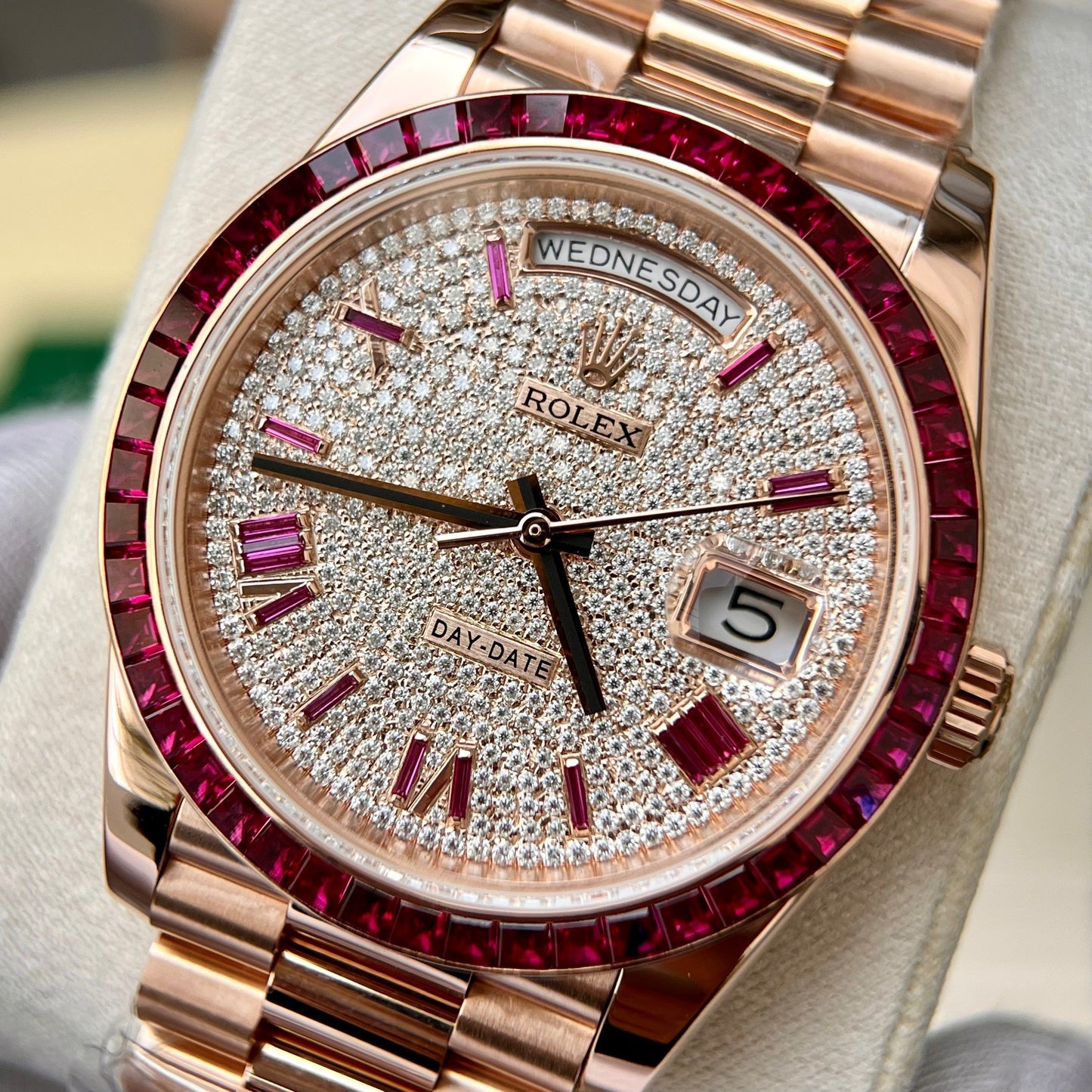 Rolex Day Date 228398 DRRP 1:1 mejor edición Oro rosa personalizado de 18k y zafiro rubí Diamond Pave