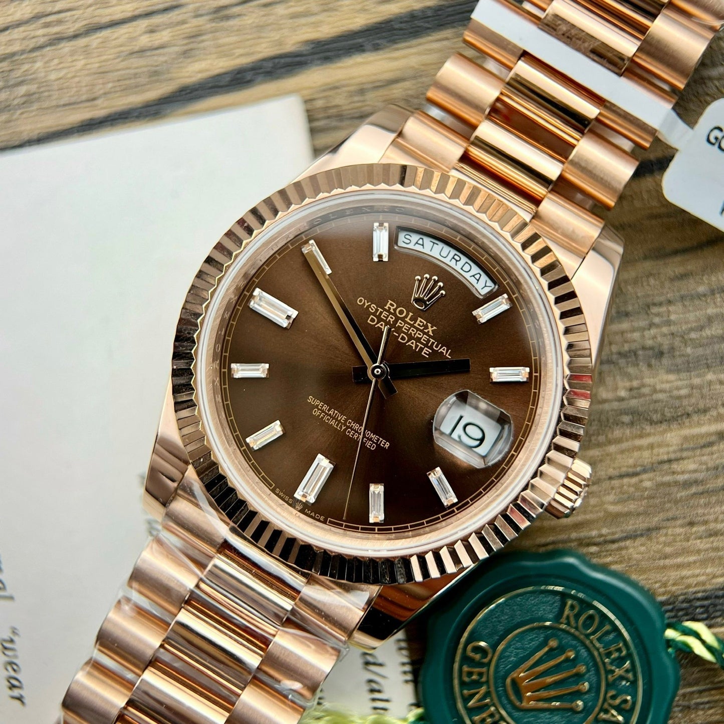 Rolex Day Date M228235-0003 Versión con contrapeso y esfera color chocolate GM Factory V2 Best Edition 1:1 chapado en oro de 18 k