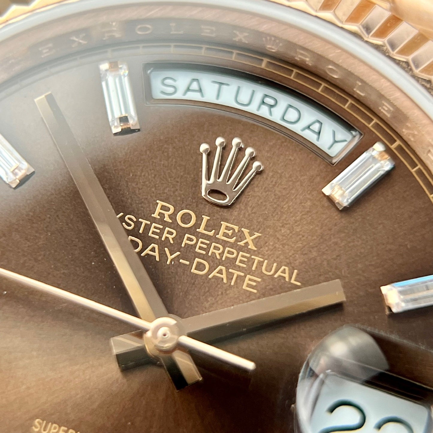 Rolex Day Date M228235-0003 Versión con contrapeso y esfera color chocolate GM Factory V2 Best Edition 1:1 chapado en oro de 18 k