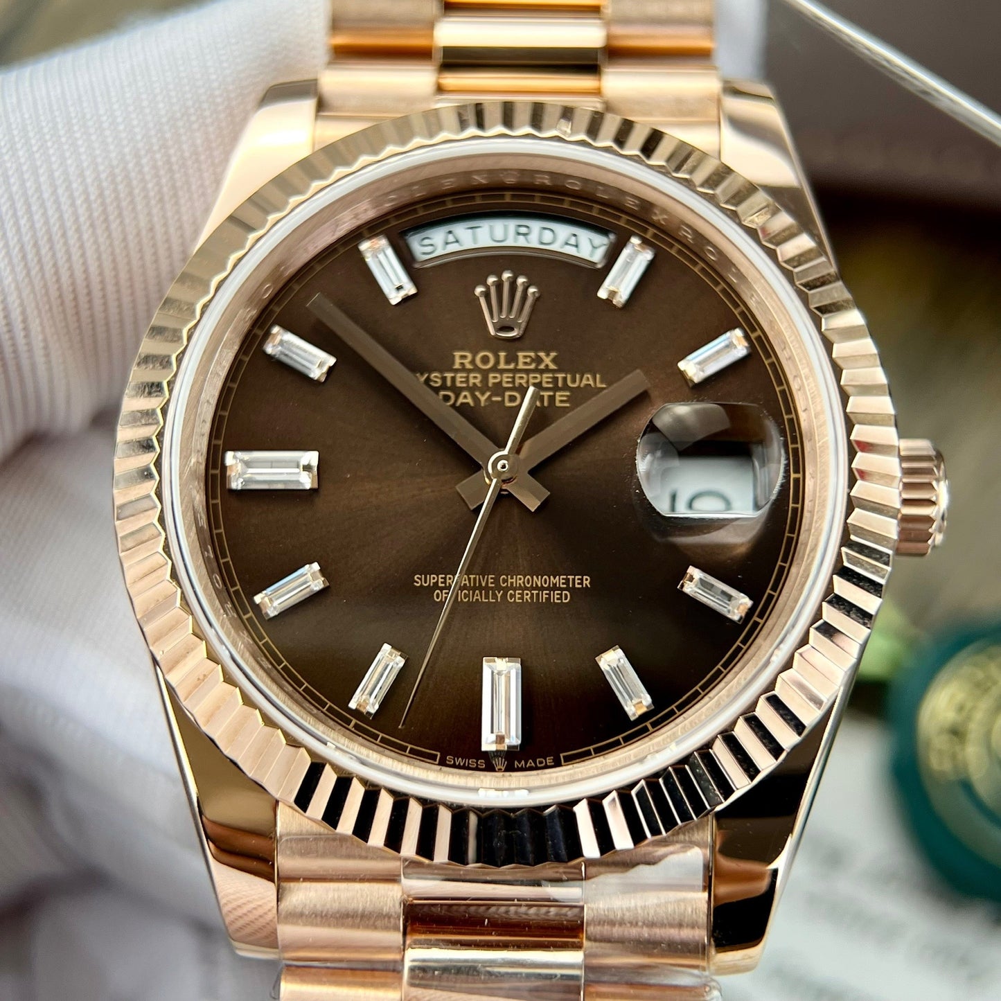 Rolex Day Date M228235-0003 Versión con contrapeso y esfera color chocolate GM Factory V2 Best Edition 1:1 chapado en oro de 18 k