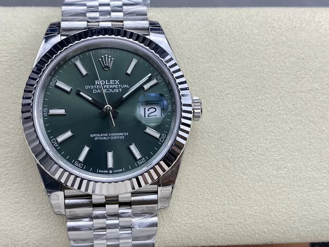 Rolex Datejust M126334-0028 cinturino Oyster da 41 mm VS cinturino Jubilee quadrante verde fabbrica