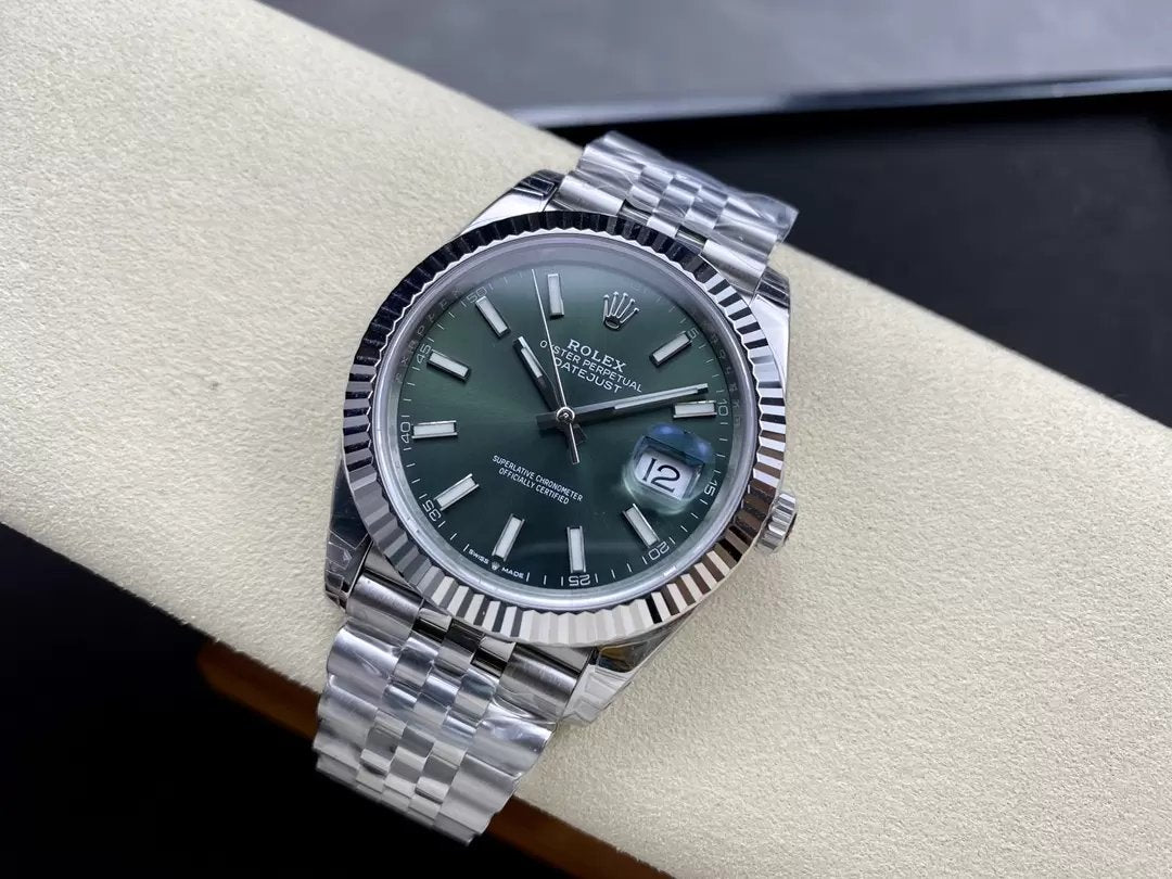 Rolex Datejust M126334-0028 cinturino Oyster da 41 mm VS cinturino Jubilee quadrante verde fabbrica