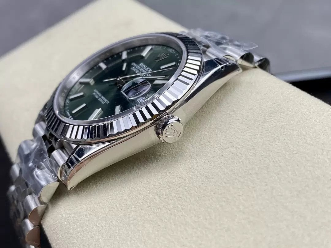 Rolex Datejust M126334-0028 cinturino Oyster da 41 mm VS cinturino Jubilee quadrante verde fabbrica